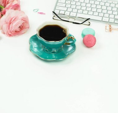 klavye, Düğünçiçeği çiçek ve kahve kadın çalışma alanı görünümünü kapat