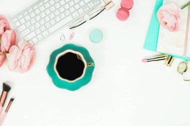 klavye, Düğünçiçeği çiçek ve kahve kadın çalışma alanının Üstten Görünüm
