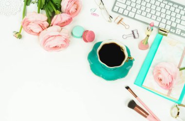 klavye, Düğünçiçeği çiçek ve kahve kadın çalışma alanının Üstten Görünüm