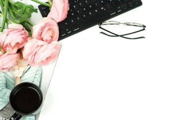 klavye, Düğünçiçeği çiçek ve beyaz arka plan üzerinde kahve kadın çalışma alanı 