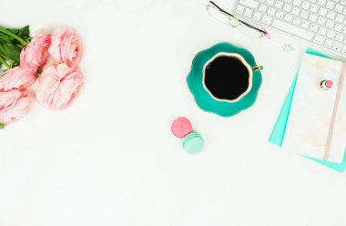 klavye, Düğünçiçeği çiçek ve kahve kadın çalışma alanının Üstten Görünüm