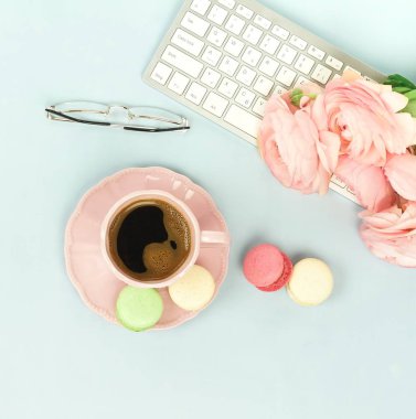 klavye, Düğünçiçeği çiçek ve mavi zemin üzerine kahve kadın çalışma alanı 