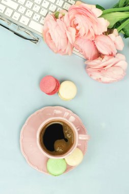 klavye, Düğünçiçeği çiçek ve mavi zemin üzerine kahve kadın çalışma alanı 