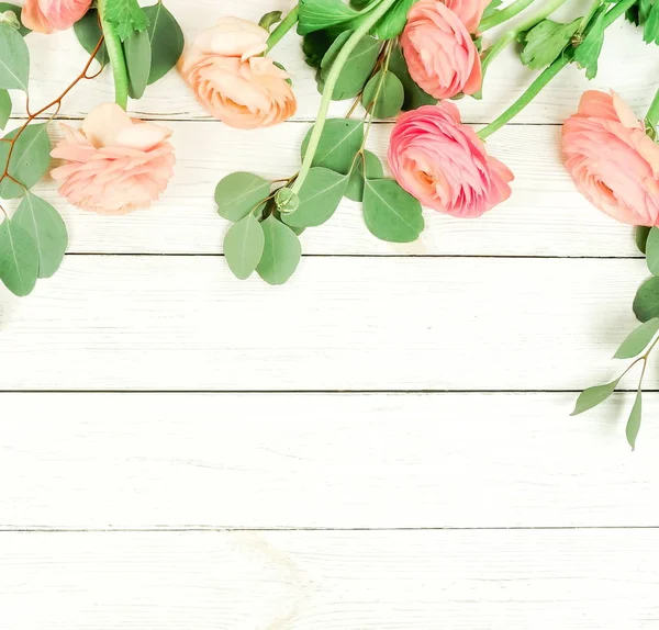 Vista Superior Hermosas Flores Ranúnculo Rosa Hojas Verdes Sobre Fondo — Foto de Stock