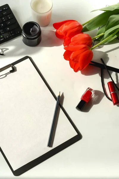 Werkruimte Met Toetsenbord Rode Tulpen Kladblok Witte Achtergrond — Stockfoto