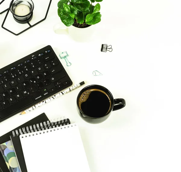 Espacio Trabajo Con Taza Café Cuadernos Sobre Fondo Blanco — Foto de Stock