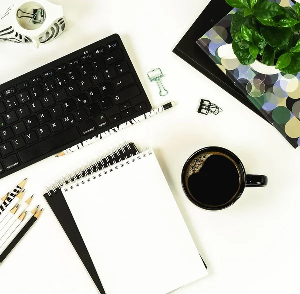 Espacio Trabajo Con Teclado Taza Café Bloc Notas Sobre Fondo — Foto de Stock