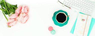 klavye, Düğünçiçeği çiçek ve kahve kadın çalışma alanının Üstten Görünüm