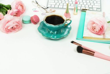 klavye, Düğünçiçeği çiçek ve kahve kadın çalışma alanı görünümünü kapat