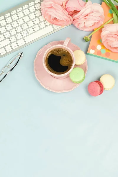 Espacio Trabajo Femenino Con Teclado Flores Ranúnculos Taza Café Sobre — Foto de Stock