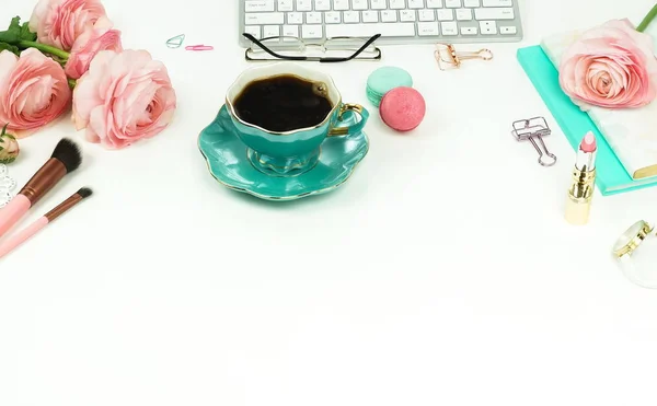 Vista Perto Espaço Trabalho Feminino Com Teclado Flores Ranúnculo Xícara — Fotografia de Stock