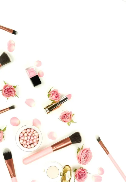 美しいピンクの花と白い背景の女性の美容機器のトップ ビュー — ストック写真