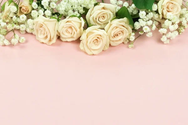 Vackra Vita Rosor Och Små Blommor Rosa Bakgrund — Stockfoto