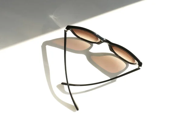 Stylowe Damskie Okulary Przeciwsłoneczne Białym Tle — Zdjęcie stockowe