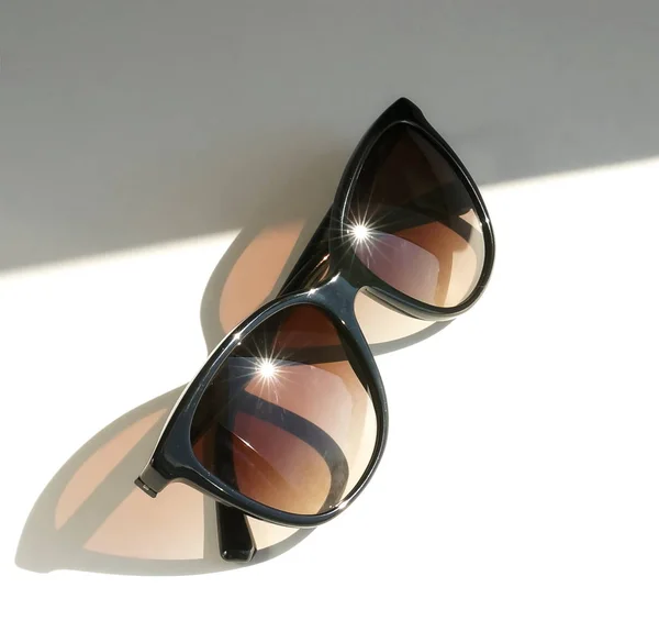 Stylische Sonnenbrille Für Frauen Auf Weißem Hintergrund — Stockfoto