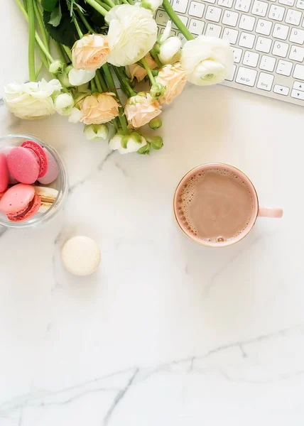 Espacio Trabajo Femenino Con Teclado Flores Ranúnculos Taza Café Sobre — Foto de Stock