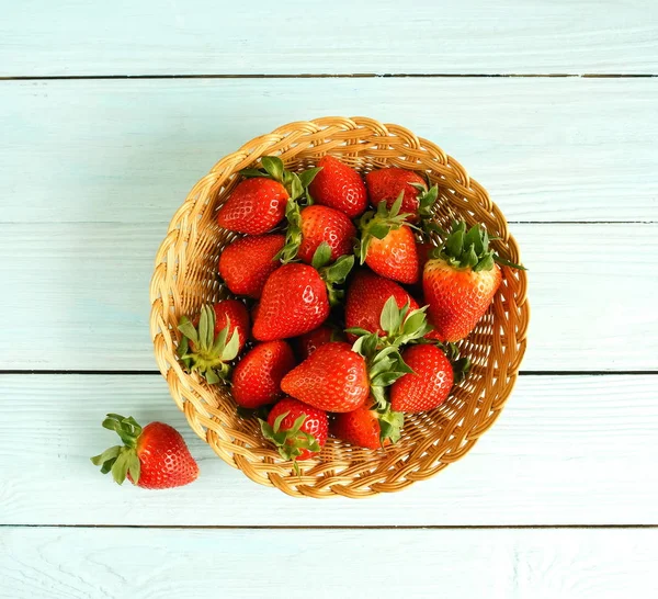 Fresas Frescas Sobre Mesa Madera Azul — Foto de Stock