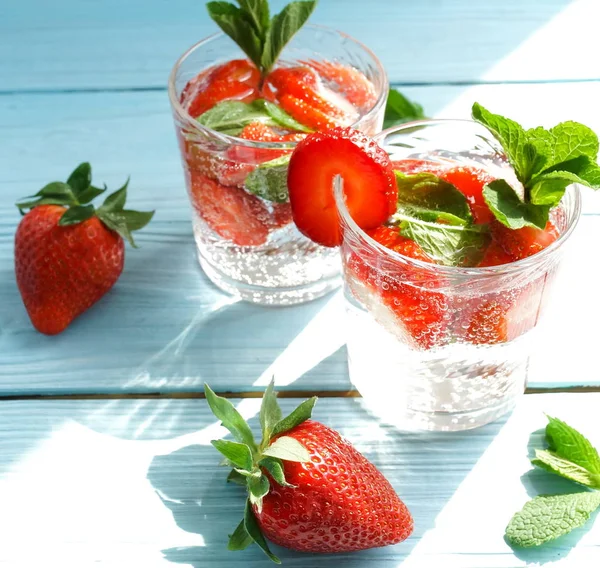 Bebidas Refrescantes Con Fresas Frescas Superficie Madera Azul — Foto de Stock