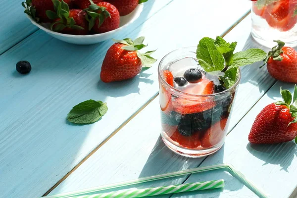 Verfrissende Drankjes Met Verse Aardbeien Een Blauw Houten Oppervlak — Stockfoto