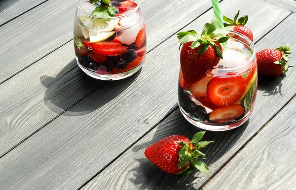 Verfrissende Drankjes Met Verse Aardbeien Houten Oppervlak — Stockfoto