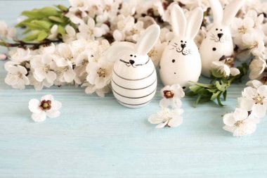 güzel beyaz çiçekler ile paskalya kompozisyon yakından görünümü