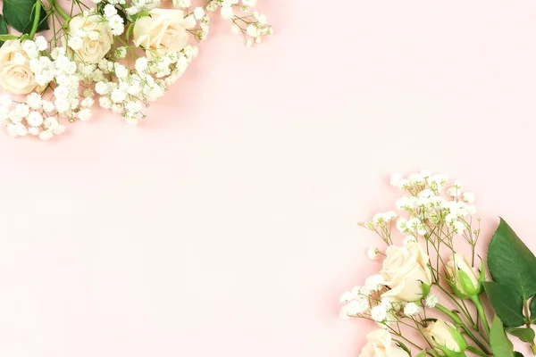 Belas Rosas Brancas Dispostas Sobre Fundo Rosa — Fotografia de Stock