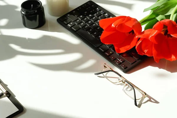 Vista Cerca Las Gafas Tulipanes Rojos Lugar Trabajo — Foto de Stock