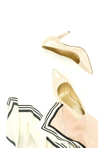 Hermosos Tacones Altos Beige Bufanda Sobre Fondo Blanco — Foto de Stock