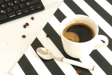 klavye ile işyerinde aromatik kahve fincan