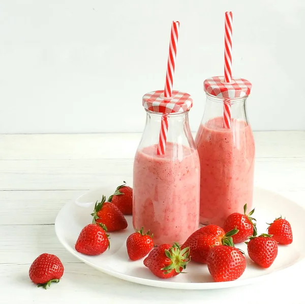 çilek ile sağlıklı içecekler yakından görünümü