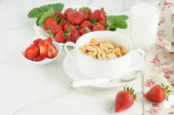 Gezonde Maïsvlokken Met Melk Aardbeien Voor Ontbijt Marmeren Achtergrond Bureau — Stockfoto