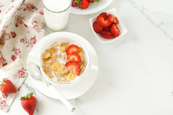 Hälsosamma Majsflingor Med Mjölk Och Jordgubbar Till Frukost Marmor Bakgrund — Stockfoto