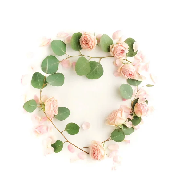 Bovenaanzicht Van Mooi Roze Bloemen Groene Bladeren Krans Witte Achtergrond — Stockfoto