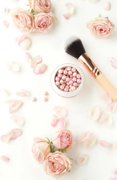 美しいピンクの花と白い背景の女性の美容機器のトップ ビュー — ストック写真