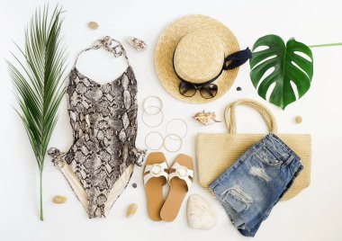 beyaz arka plan üzerinde güzel kadınsı mayo ve şapka