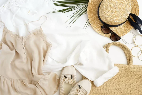 Schöne Feminine Sommer Outfit Auf Weißem Hintergrund — Stockfoto