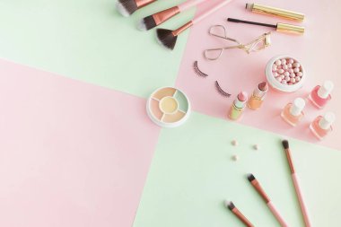 pembe ve yeşil arka plan üzerinde kadın güzellik ekipmanları