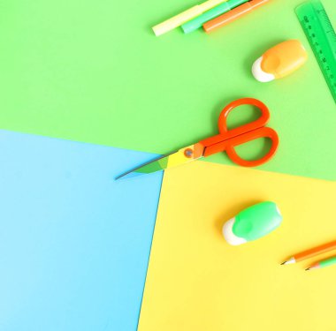 Okul geçmişine geri dönelim. Okul soyut renkli arka planda parlak renkler sağlar. Eğitim kavramı. Üst te. Kopyalama alanı