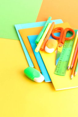 Okul geçmişine geri dönelim. Okul soyut renkli arka planda parlak renkler sağlar. Eğitim kavramı. Üst te. Kopyalama alanı