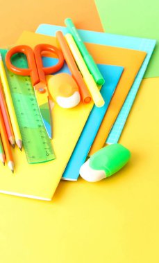 Okul geçmişine geri dönelim. Okul soyut renkli arka planda parlak renkler sağlar. Eğitim kavramı. Üst te. Kopyalama alanı