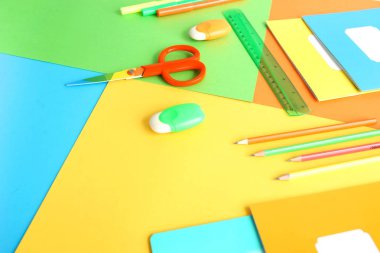 Okul geçmişine geri dönelim. Okul soyut renkli arka planda parlak renkler sağlar. Eğitim kavramı. Üst te. Kopyalama alanı