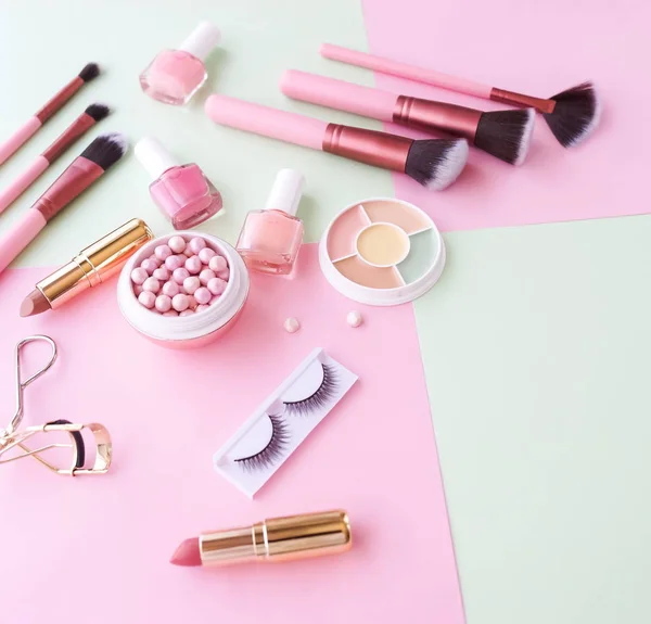 Kvinnlig Skönhets Utrustning Rosa Och Grön Bakgrund — Stockfoto