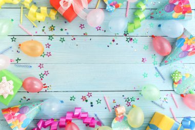 mavi ahşap masa üzerinde düzenlenmiş parlak şenlikli süslemeleri üst görünümü