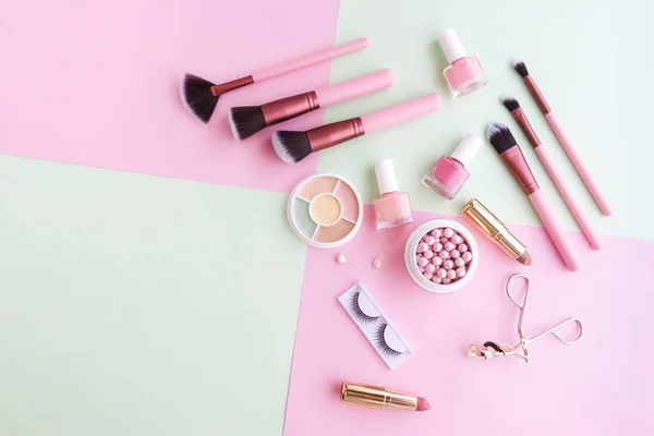 Kvinnlig Skönhets Utrustning Rosa Och Grön Bakgrund — Stockfoto