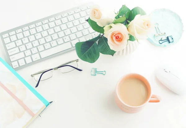 Local Trabalho Feminino Com Teclado Arranjado Xícara Café Flores — Fotografia de Stock