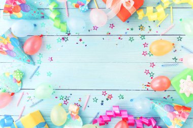 mavi ahşap masa üzerinde düzenlenmiş parlak şenlikli süslemeleri üst görünümü