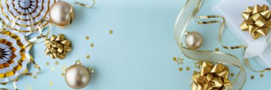 mavi arka planda düzenlenmiş çeşitli şenlikli kış tatilleri süslemeleri