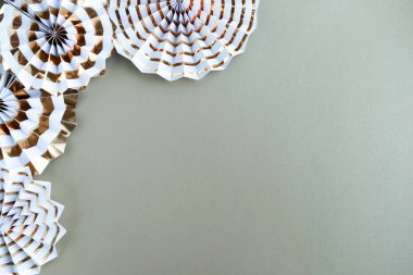 mavi zemin üzerinde düzenlenmiş çeşitli parti süslemeleri