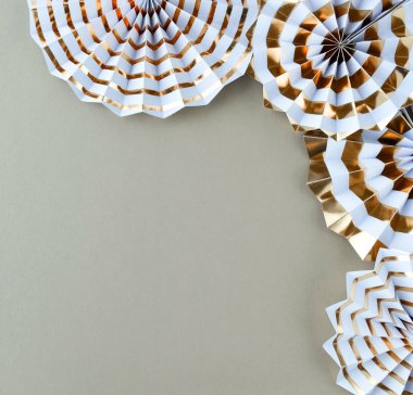 gri zemin üzerinde düzenlenmiş çeşitli parti süslemeleri