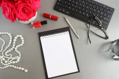 düzenlenmiş klavye, gözlük ve çiçek ile kadın işyeri